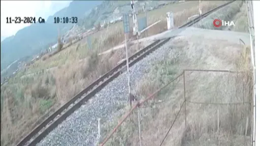 Yolcu treni ile otomobil çarpıştı