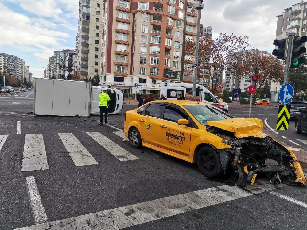 Ticari taksi ile çarpışan kamyonet devrildi