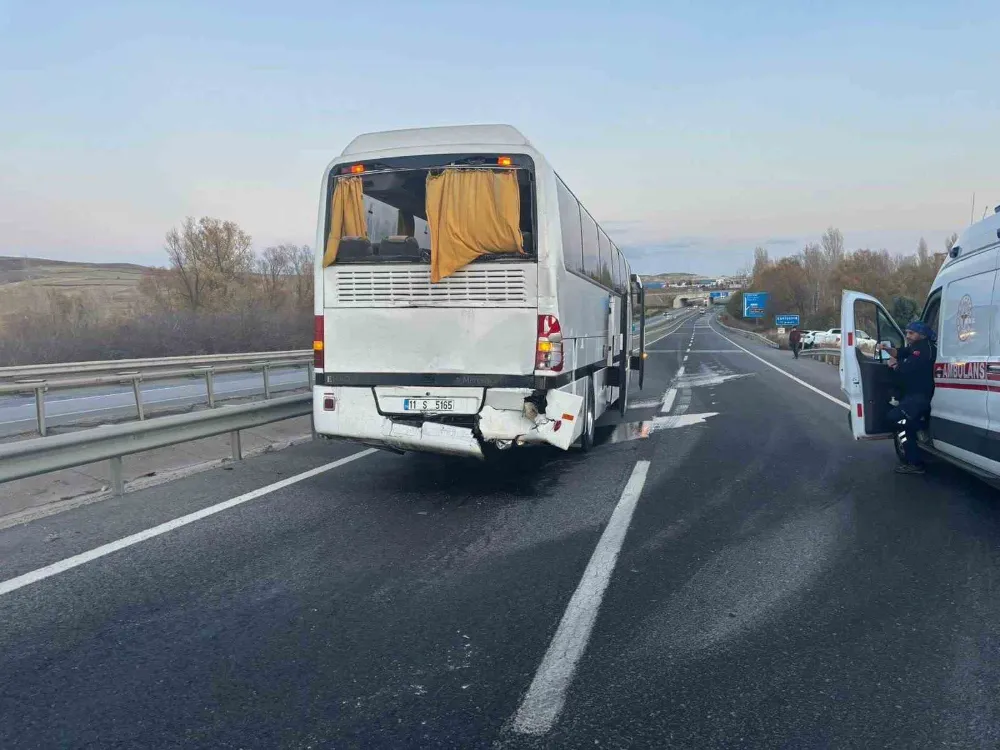 Fabrika servis otobüsü kaza yaptı