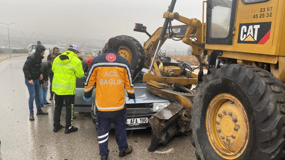 Otomobil, greyderin altına girdi: 1 ölü