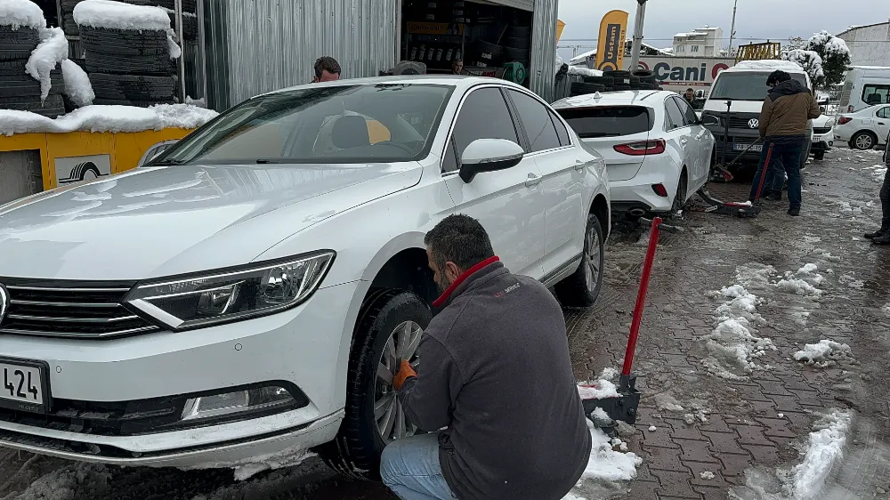 Malatya’da kar yağdı, lastikçilerde kuyruk oluştu