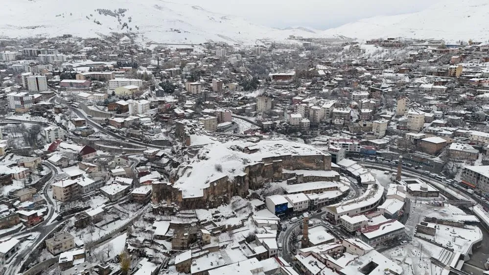 Bitlis’te eğitim öğretime kar engeli