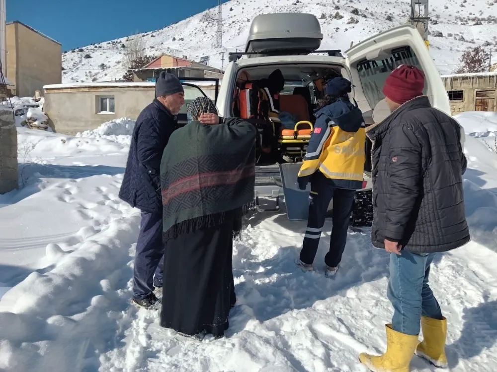 Sağlık ekipleri karlı yolları aştı köyde yaşayan hastanın imdadına yetişti