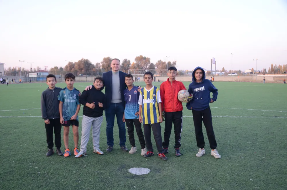 Bulanık Kaymakamı Koşansu, çocuklarla futbol oynadı