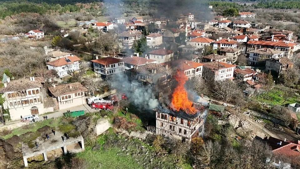 350 yıllık tarihi konak alev alev yandı