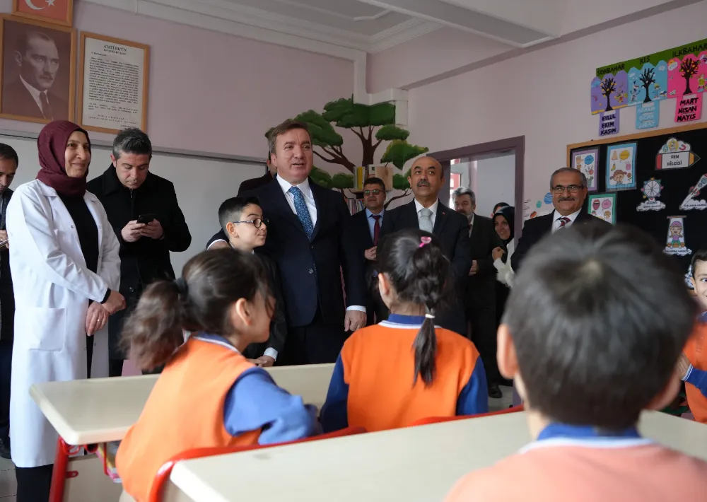 Validen kendisini okula davet eden miniğe jest!