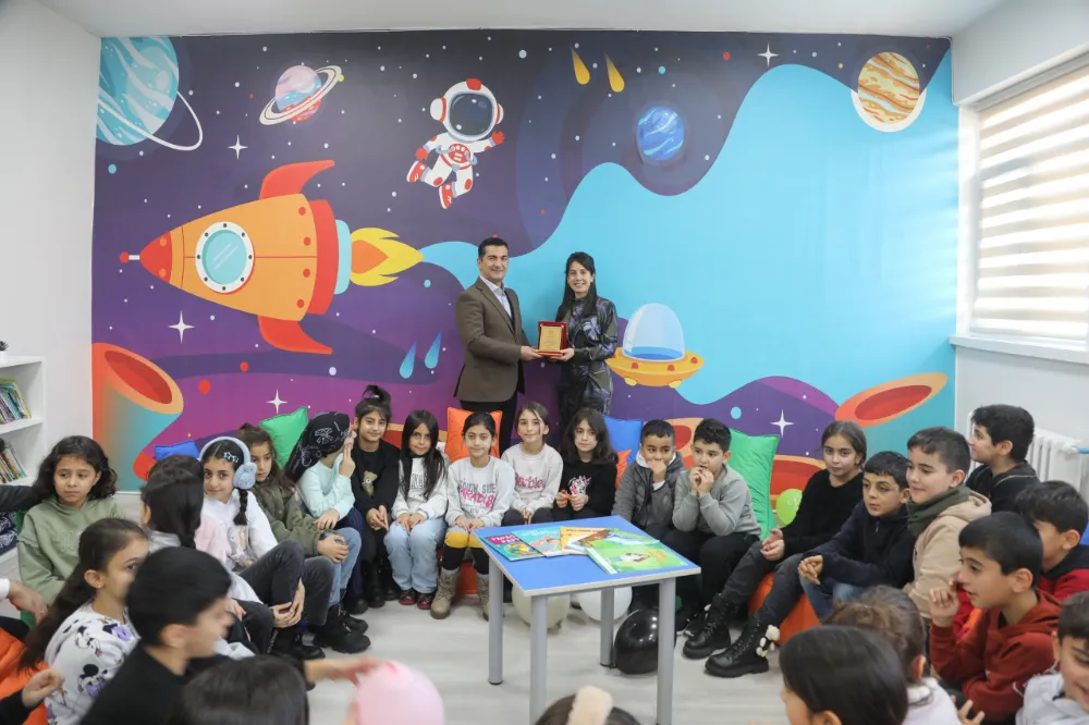 Eğitim gönüllüsünden Genç’teki okula kütüphane