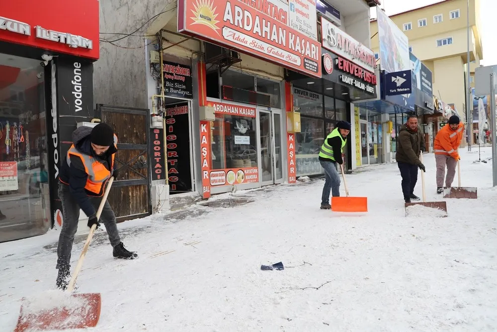 Karla mücadele ekipleri aralıksız çalışıyor