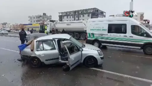 Gaziantep’te 3 aracın karıştığı kazada 1 kişi hayatını kaybetti