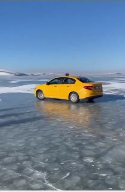 Karslı taksici buz tutan göl üzerine çıktı