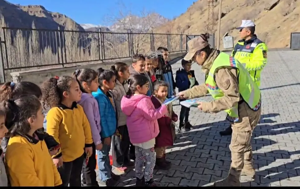 Köydeki öğrencilere trafik eğitimi veriliyor