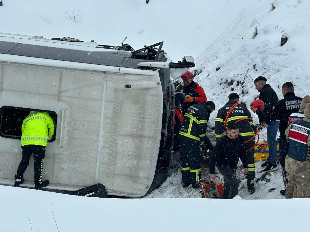 Erzincan-Sivas karayolu Sakaltutan mevkiinde bir otobüsün şarampole yuvarlandı