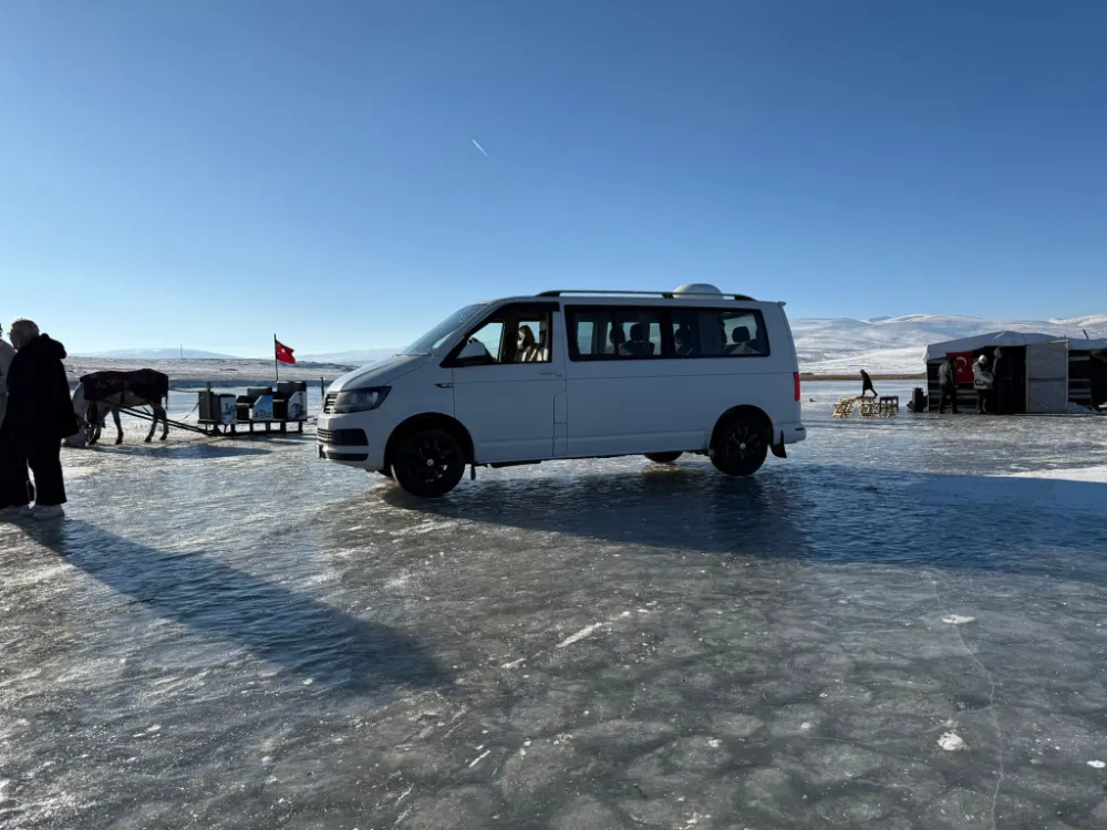 Karslı sürücü Çıldır Gölü üzerine 2 tonluk araçla çıktı