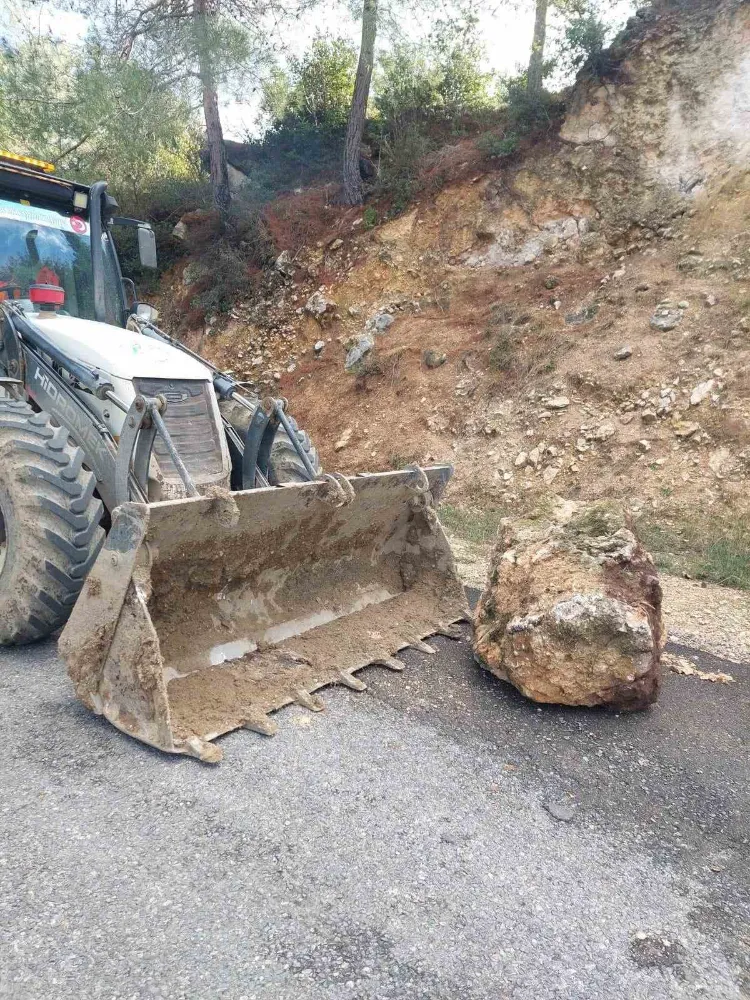 Tarsus’ta yola düşen kayaları belediye kaldırdı