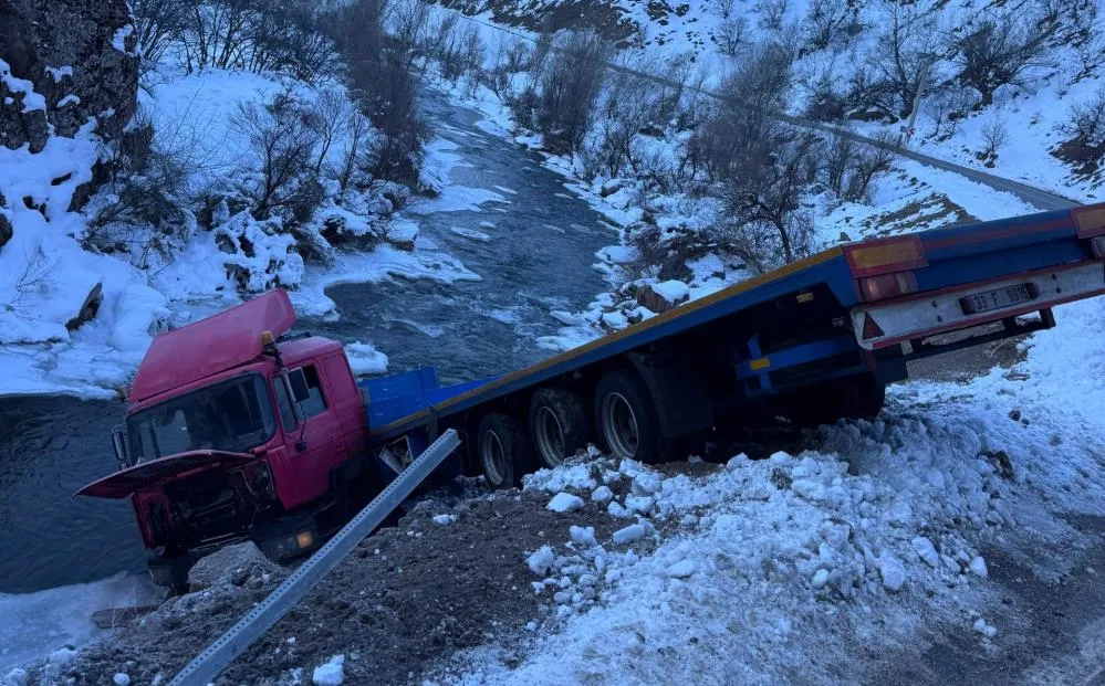 Tunceli’de tır dereye uçtu