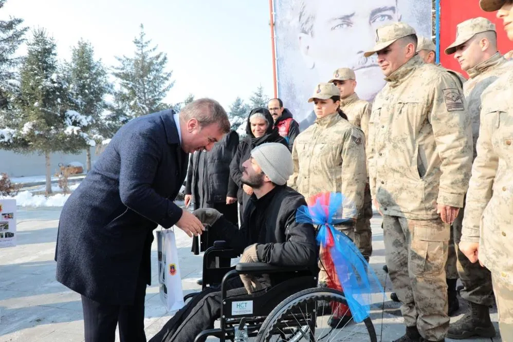 engellilere tekerlekli sandalye desteği