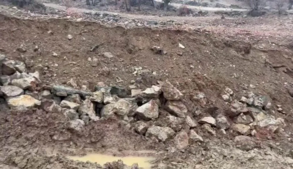 Sağanak nedeni ile istinat duvarı yıkıldı