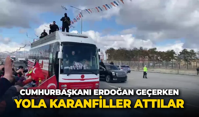 Cumhurbaşkanı Erdoğan geçerken yola karanfiller attılar