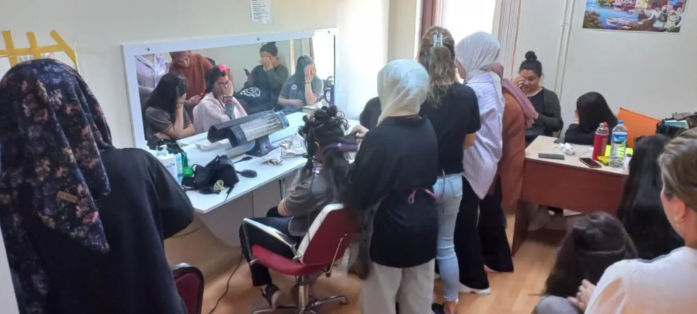 Yaptıkları saç bakımıyla öğrencileri sevindirdi