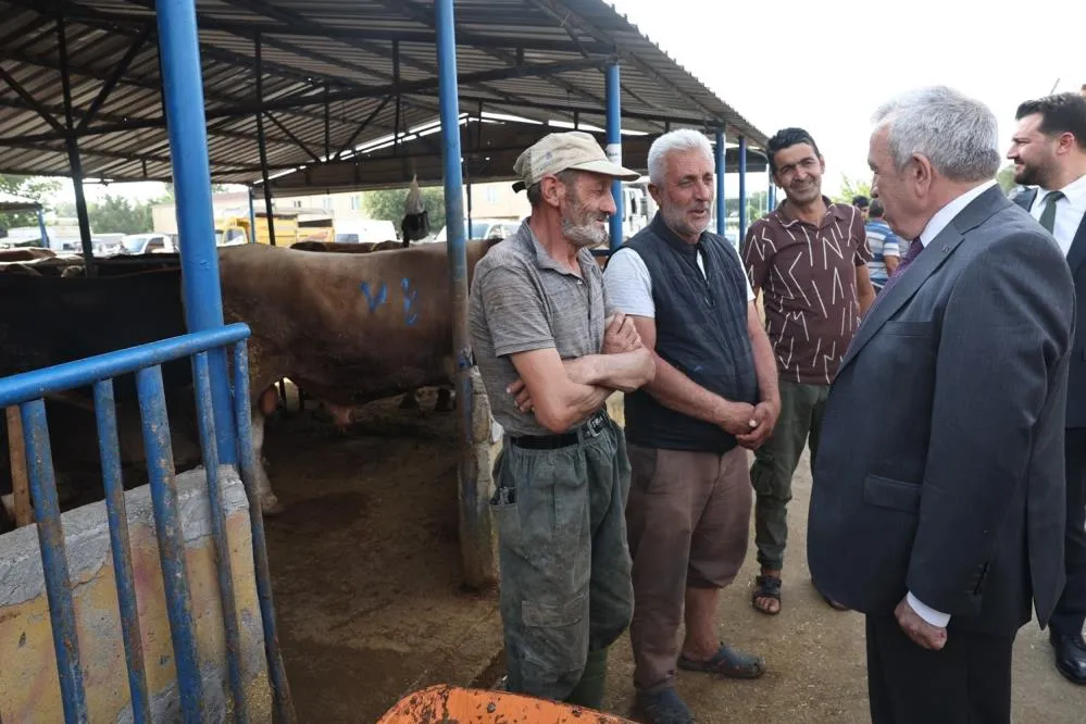 Başkan Şadi Özdemir, kurban pazarını gezdi