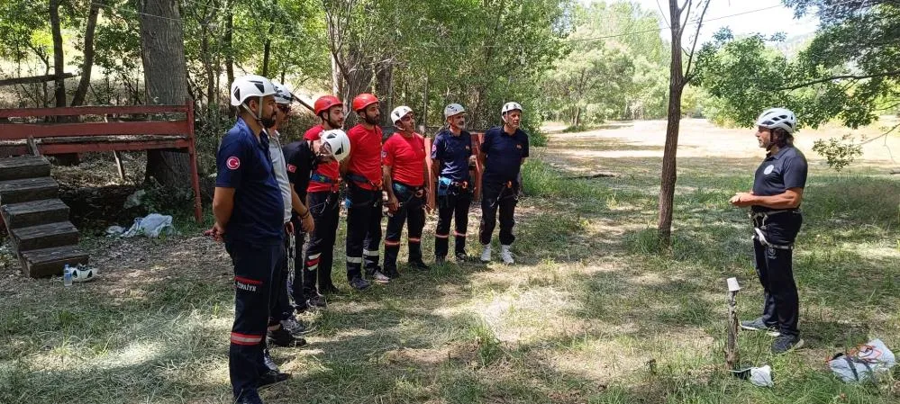 Bingöl’de itfaiye ekiplerine dağcılık eğitimi