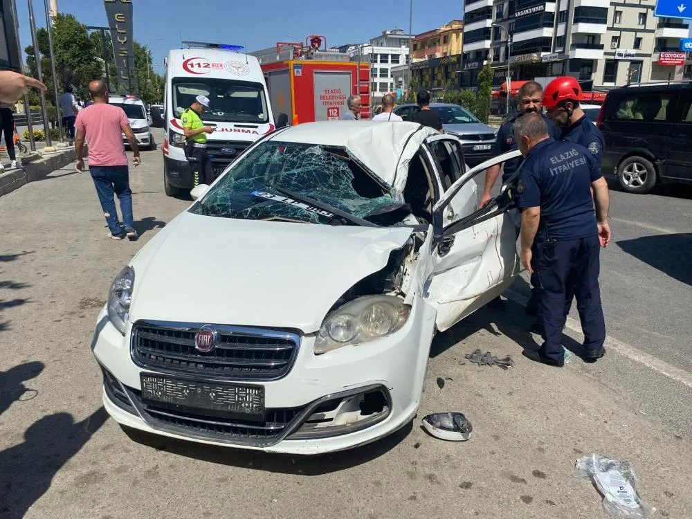 Elazığ’da otomobil tıra çarptı