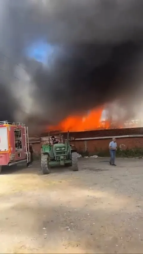 Tokat’ta ahır ve samanlık alevlere teslim oldu