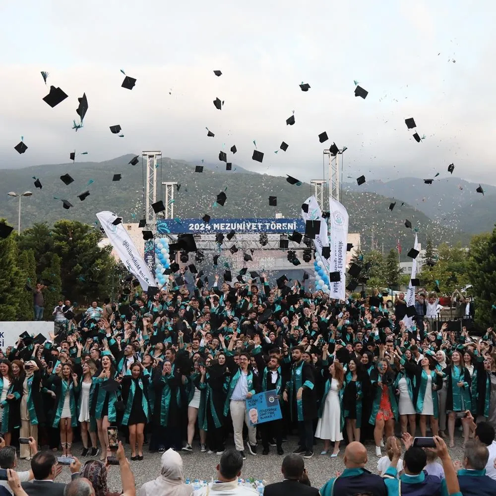 BTÜ 2024 mezunlarını uğurladı