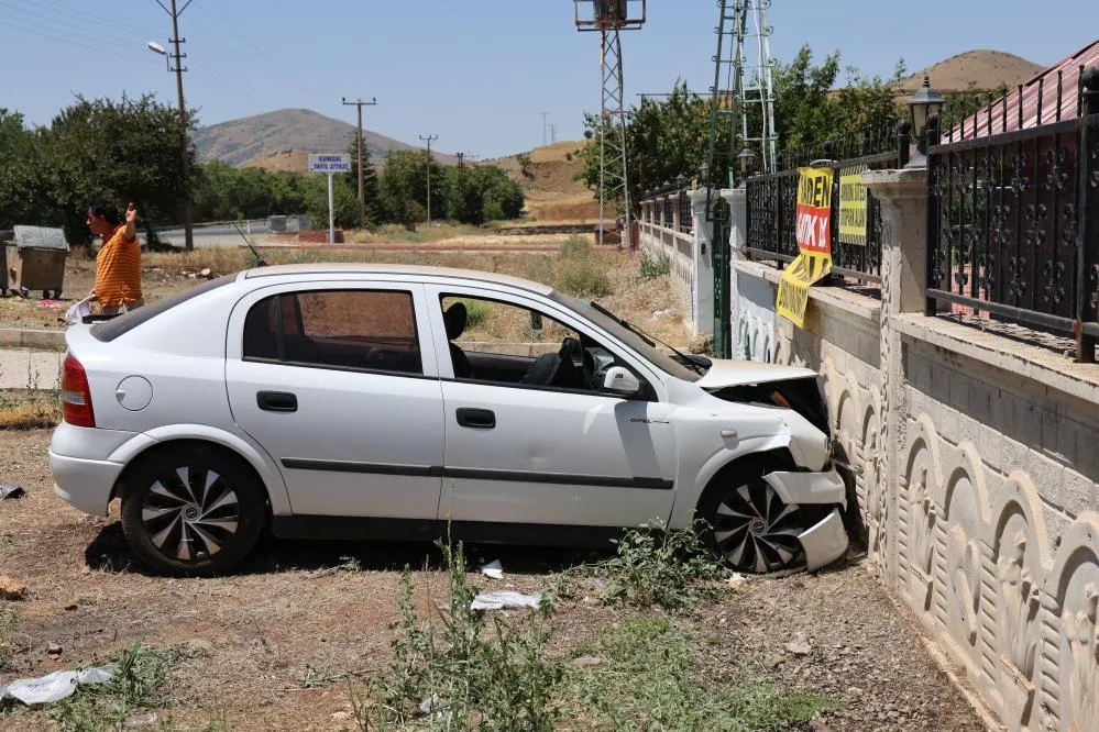 Otomobil bahçe duvarına çarptı