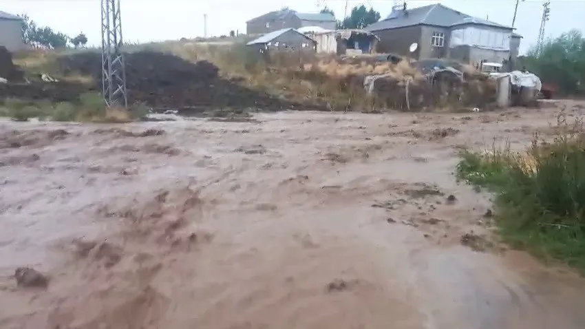 Sel tarım arazileri ve yollara zarar verdi