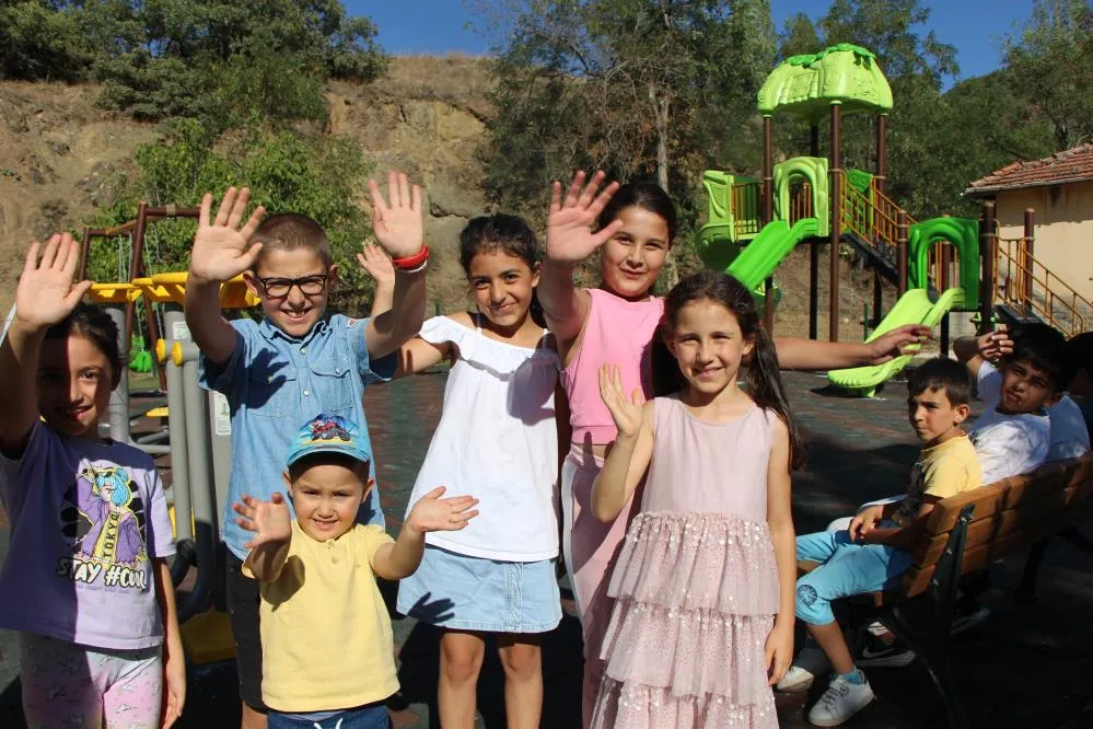 Yürüyüş yapan çocuklar oyun parkına kavuştu