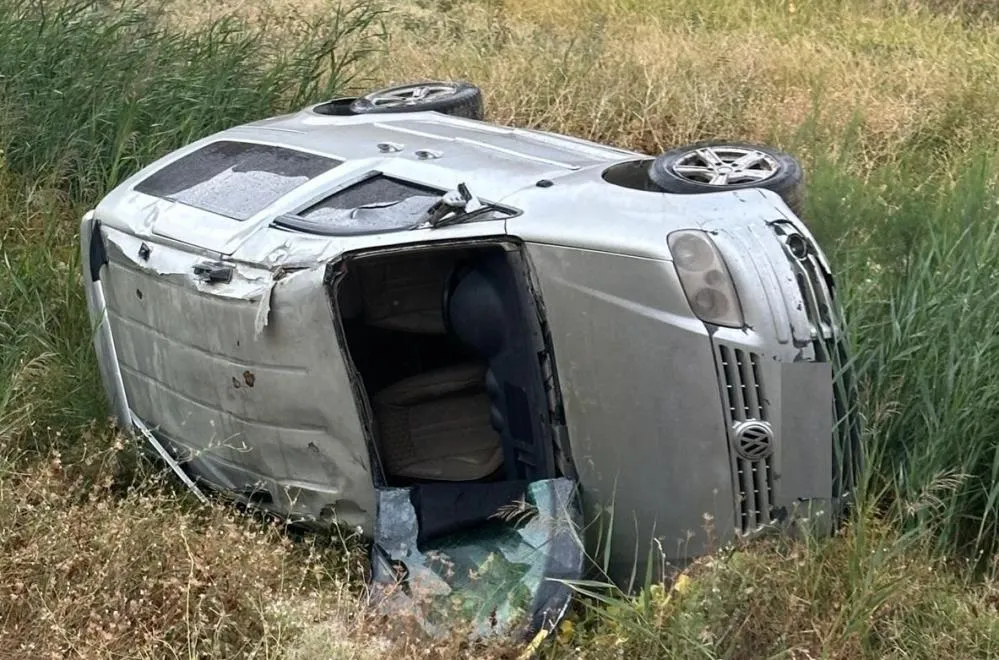 Hakkari’de hafif ticari araç takla attı