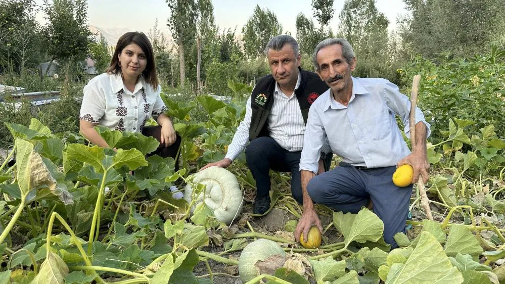 Çiftçi baba alın teriyle 10 çocuk yetiştirdi