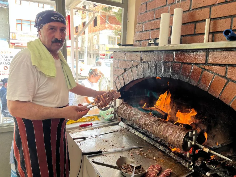 Cağ kebabını son kez yemek için geldiler