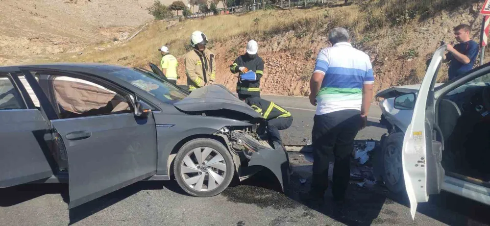 Mardin’de iki otomobil çarpıştı