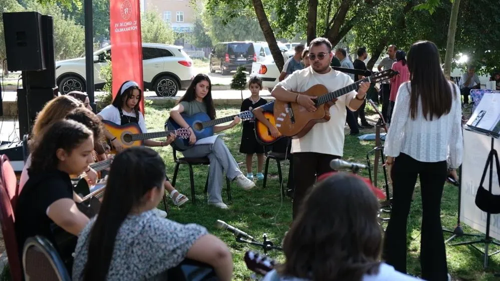 Gitar kursu öğrencilerinden sahilde konser