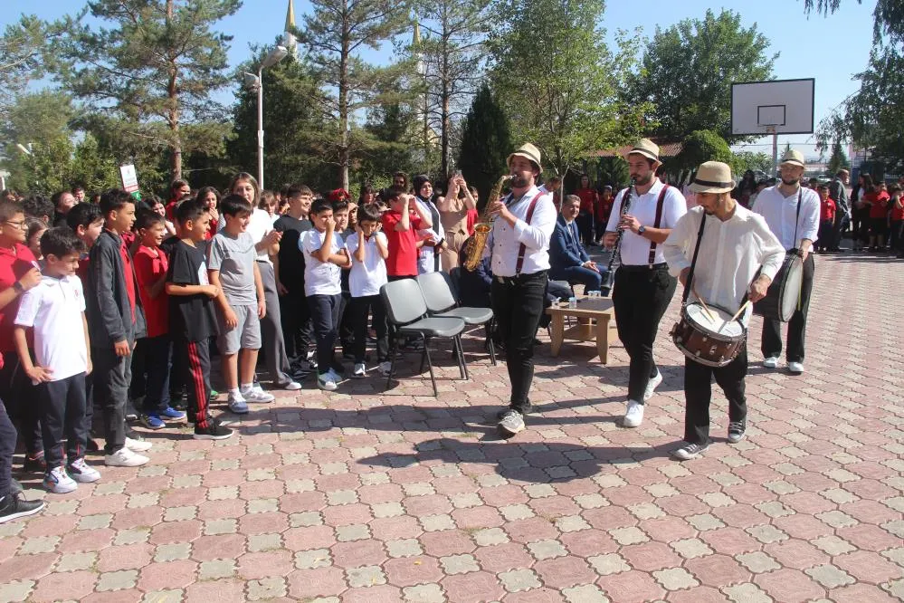 Öğrenciler güle oynaya dersbaşı yaptı