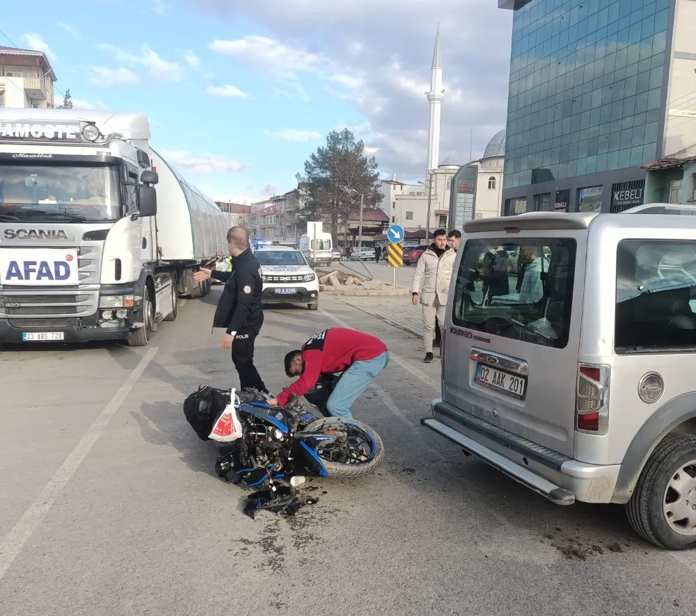 Motosiklet ile hafif ticari araç çarpıştı