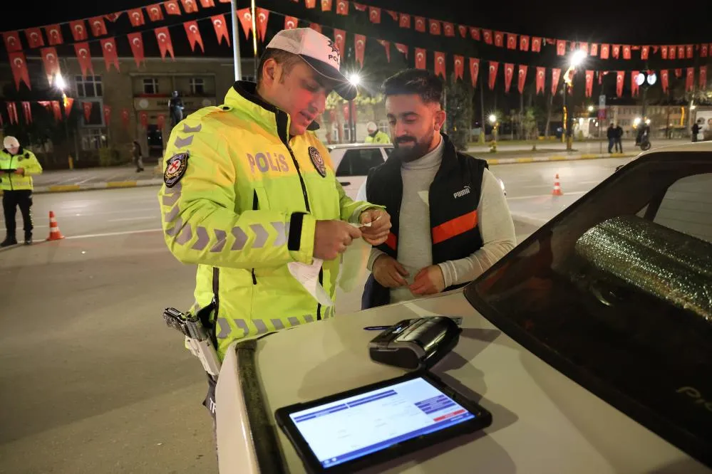 Farlarını açmayı unuttu, yeni yılın ilk cezasını yedi