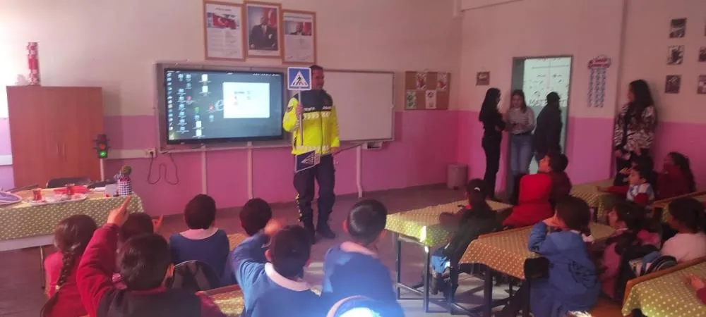 Jandarmadan öğrencilere trafik semineri