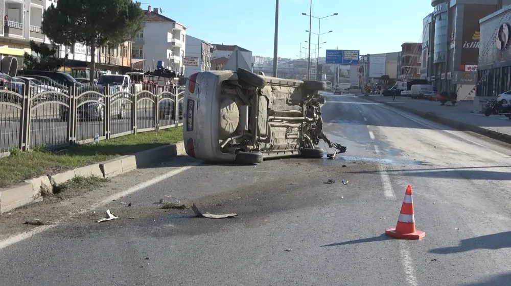 Otomobil aydınlatma direğine çarptı