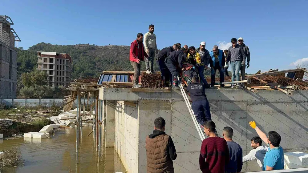 İnşaat halindeki binada kalıplar göçtü