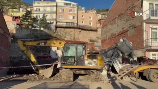 Isparta’da üç katlı bina çöktü