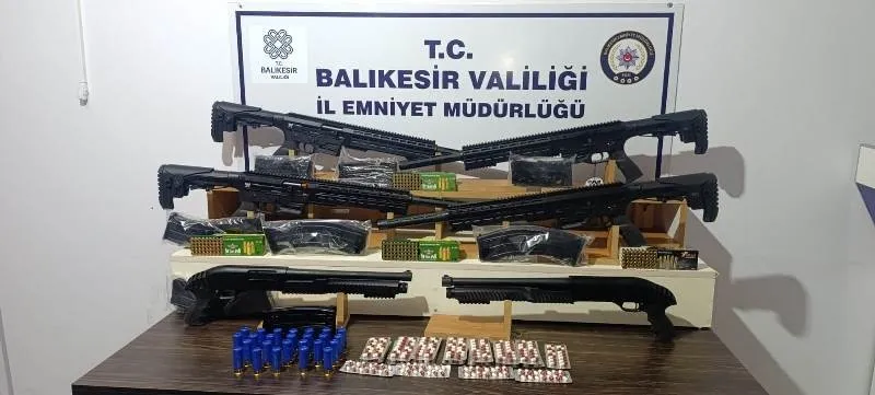 Balıkesir’de bir kadını darbeden şahsın evinde silahlar ele geçirildi