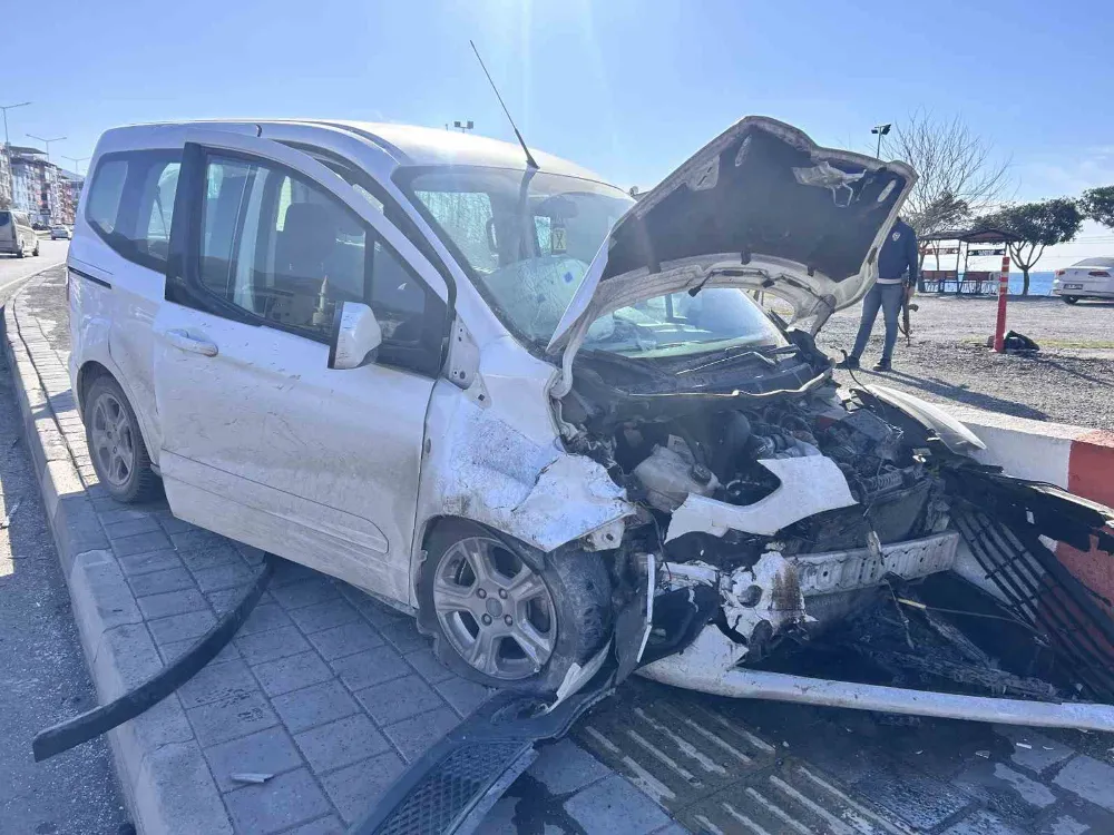 Hatay’da hafif ticari araç otomobille çarpıştı