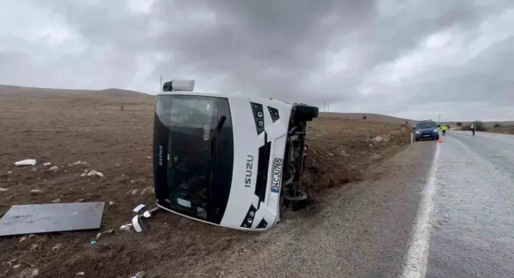 Çinli turistleri taşıyan otobüs devrildi