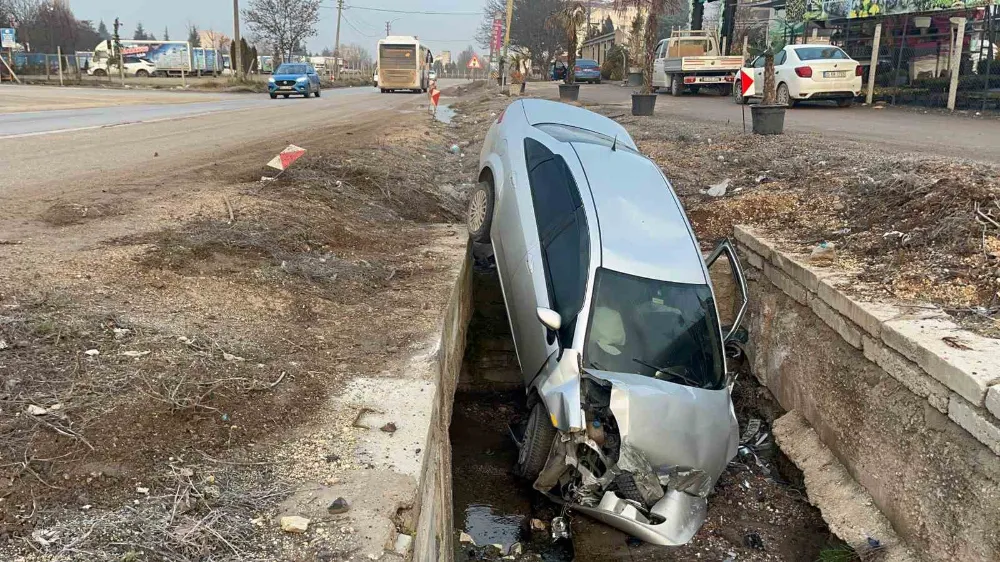 Kayganlaşan yoldan çıkan araç kanala uçtu