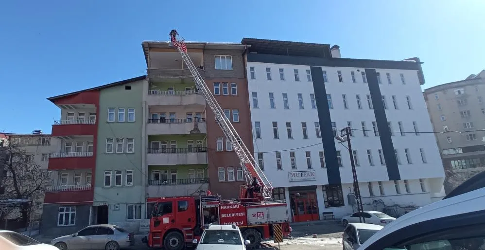 Hakkari’de tehlike saçan buzlar temizlendi