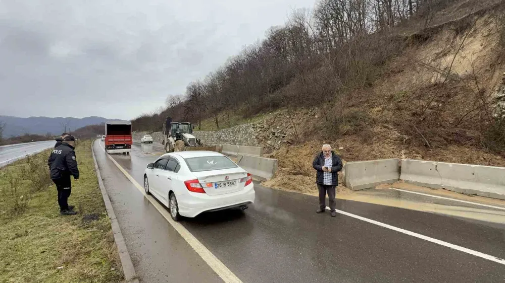 Heyelan ilçe yolunu kapattı