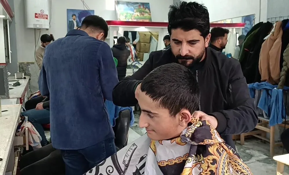 Yetim ve öksüz çocukları ücretsiz tıraş yapıyor